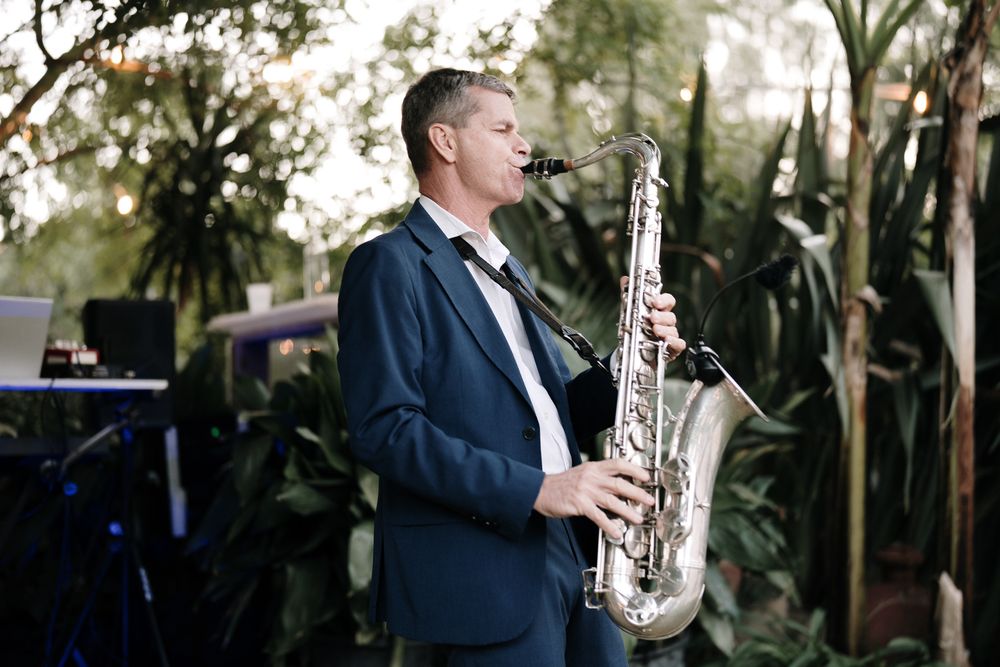 simone medagliani, saxofonista durante un matrimonio alla locanda del cavaliere
