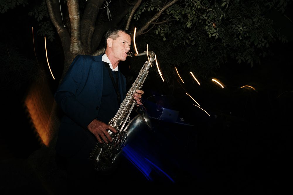 simone medagliani saxofonista suona durante il dj set alla locanda del cavaliere