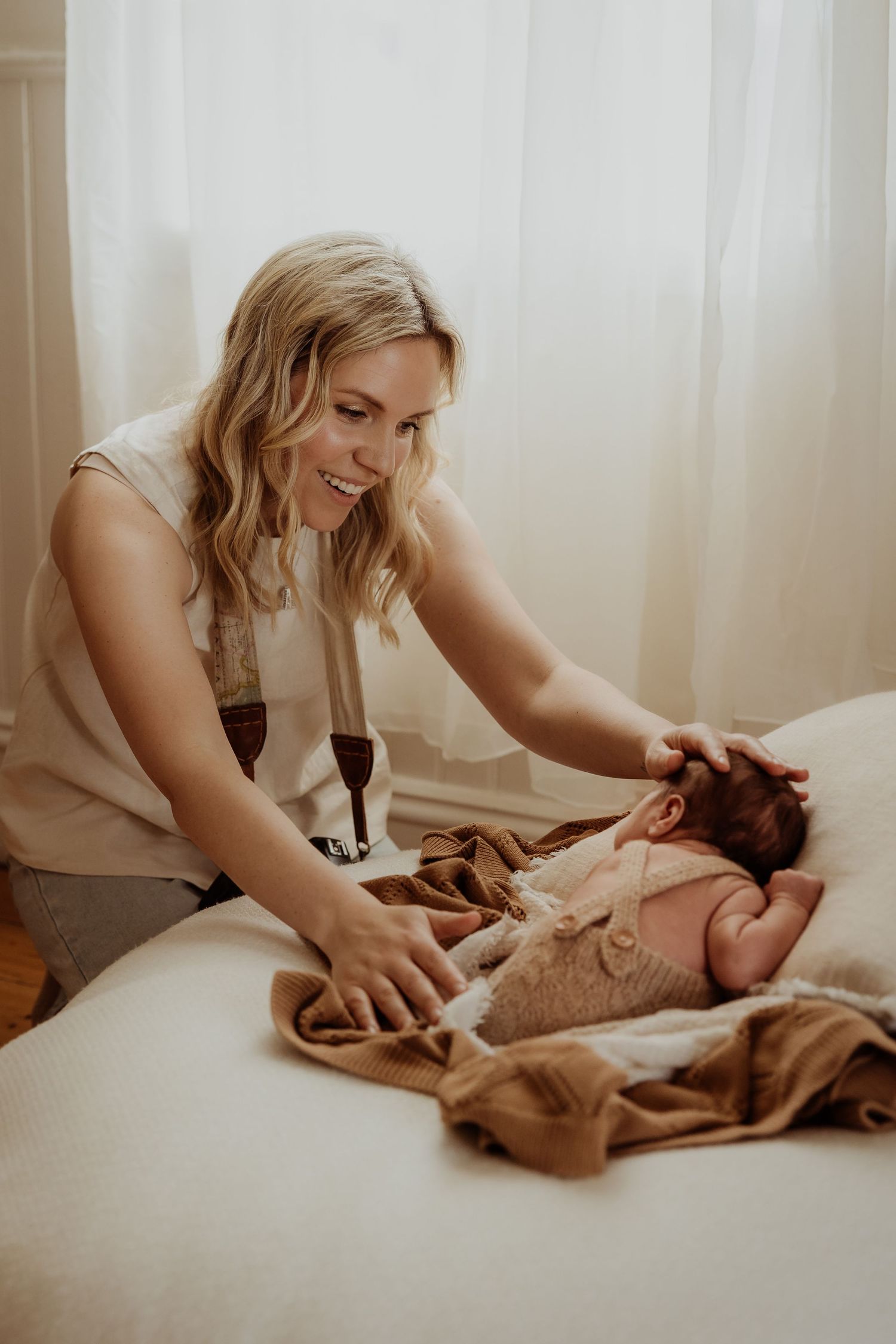 Jessica Henderson Photography posing a newborn at her photography workshop