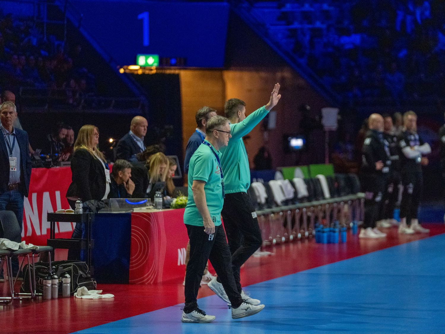 Runar-trenerne Bjarte Myrhol og Einar hilser publikum under presentasjonen før NM-finalen i håndball.