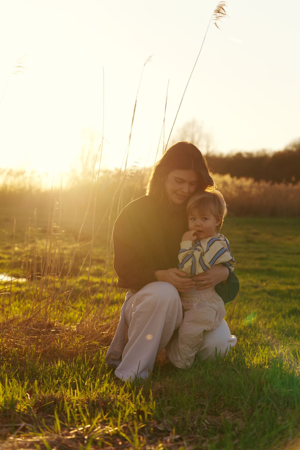 Familie tijdens buitenportret in zacht natuurlijk licht. Miranda Manders de mortel