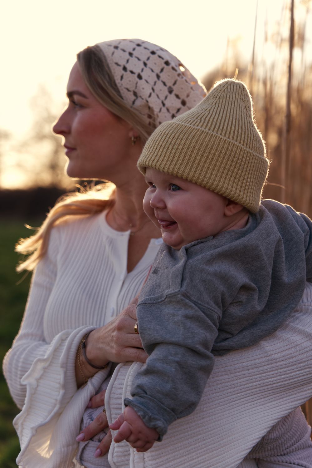 Familie tijdens buitenportret in zacht natuurlijk licht. de mortel