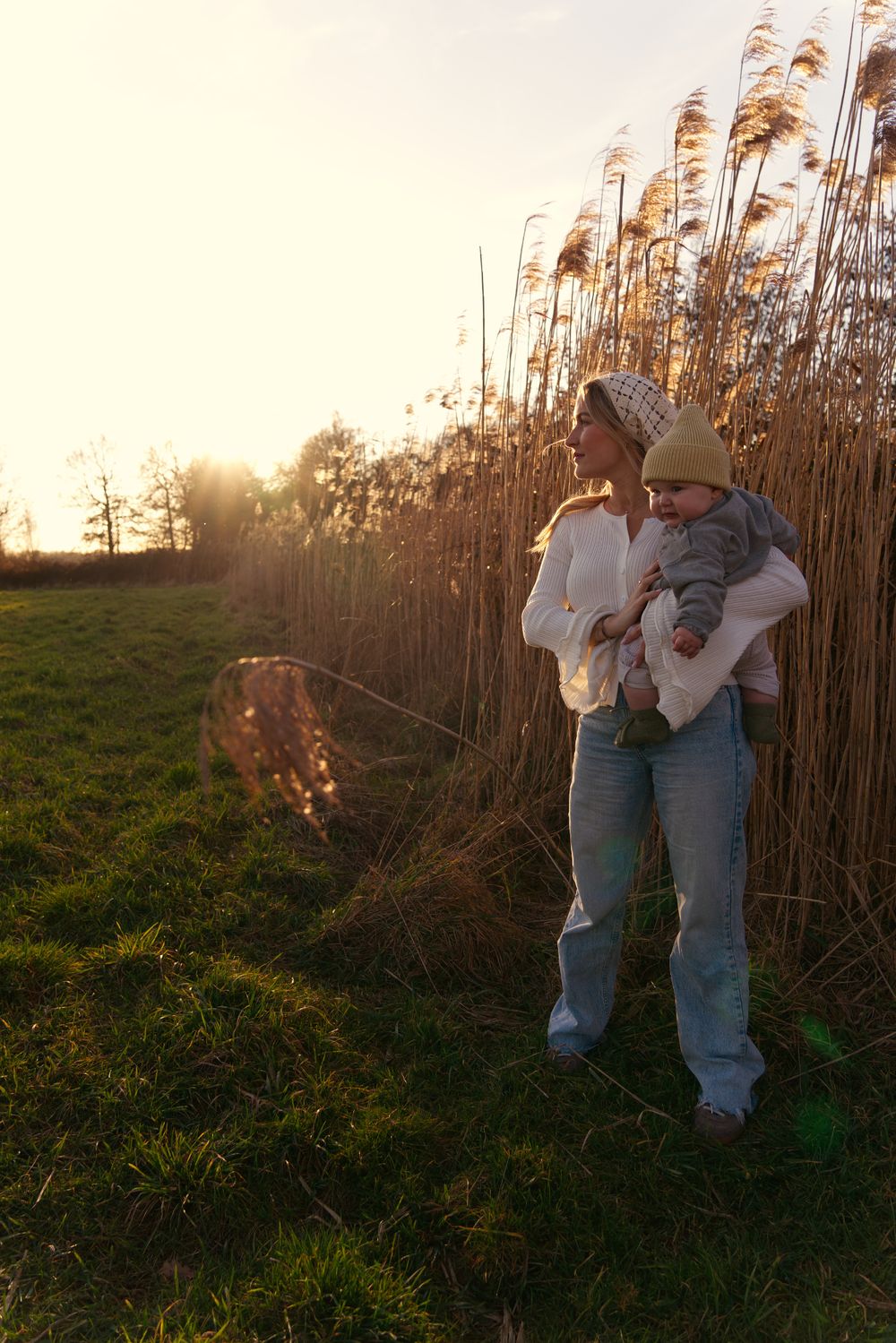 Familie tijdens buitenportret in zacht natuurlijk licht