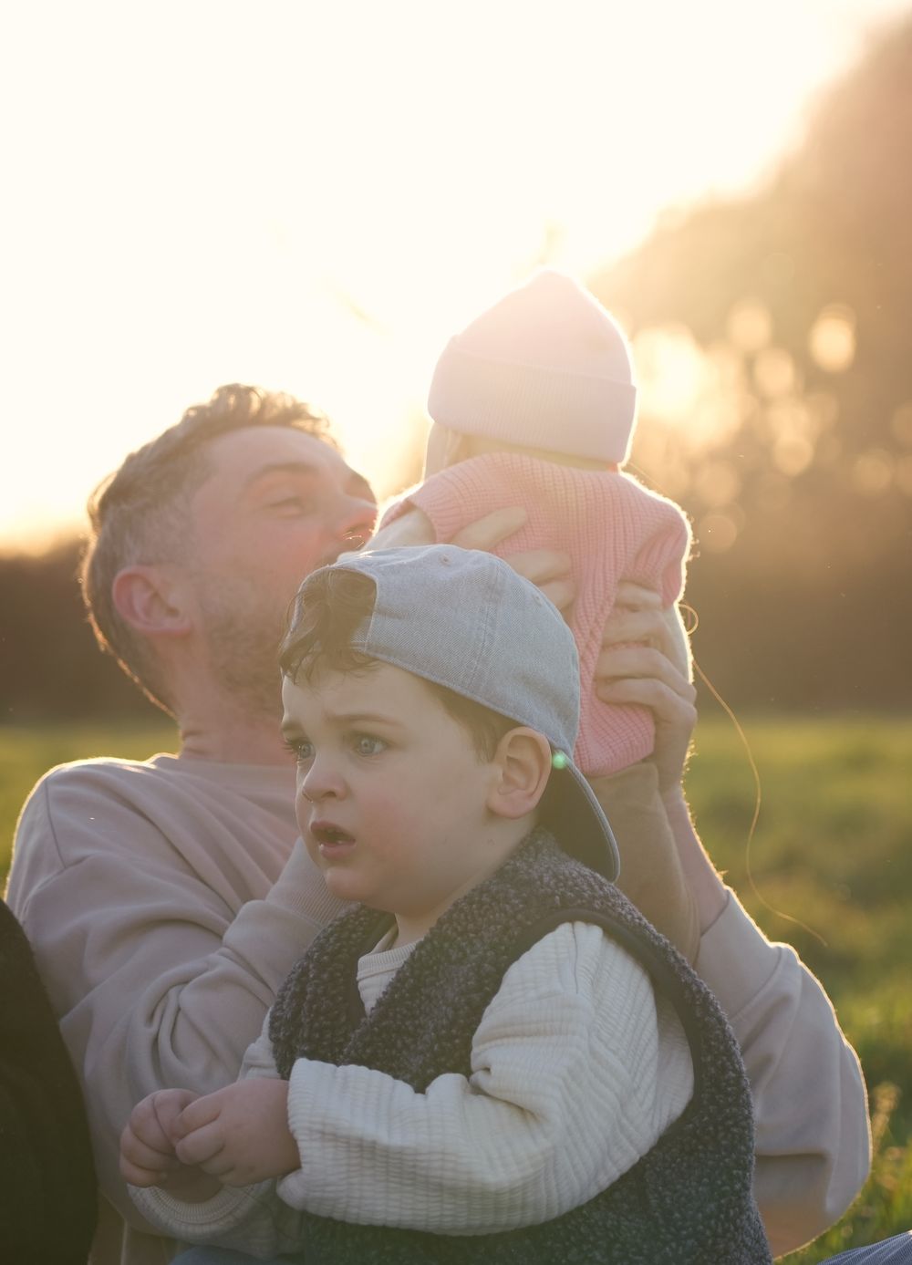 Familie tijdens buitenportret in zacht natuurlijk licht