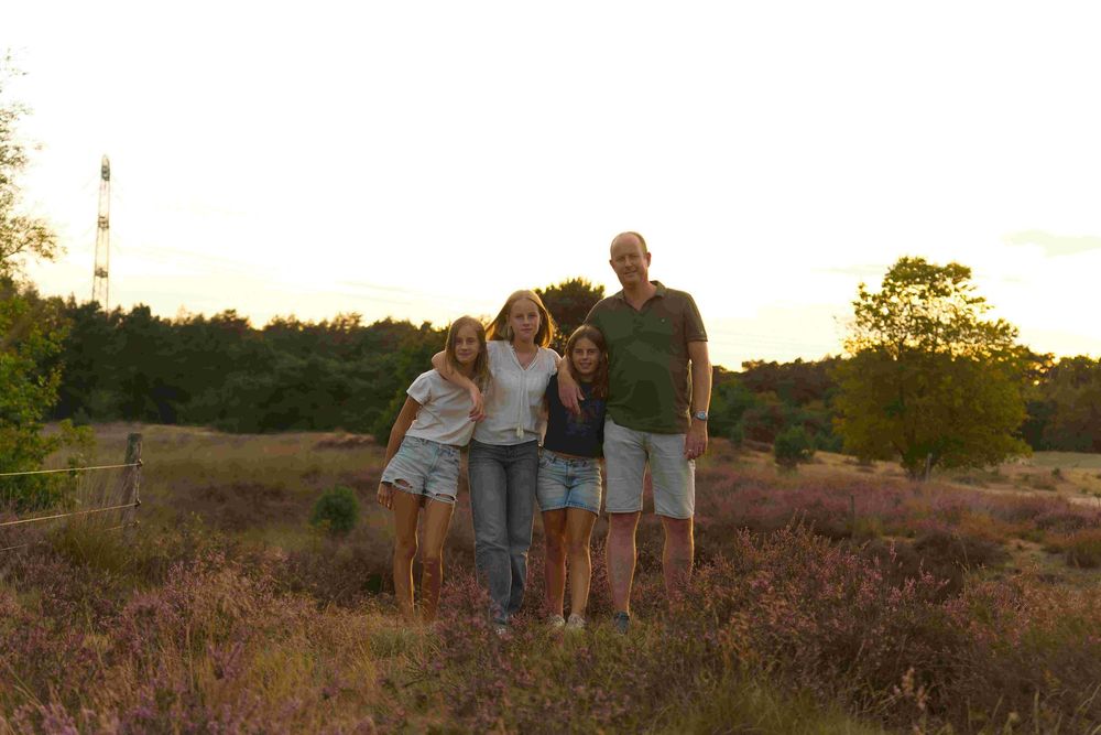 Familie  tijdens buitenportret in zacht natuurlijk licht
