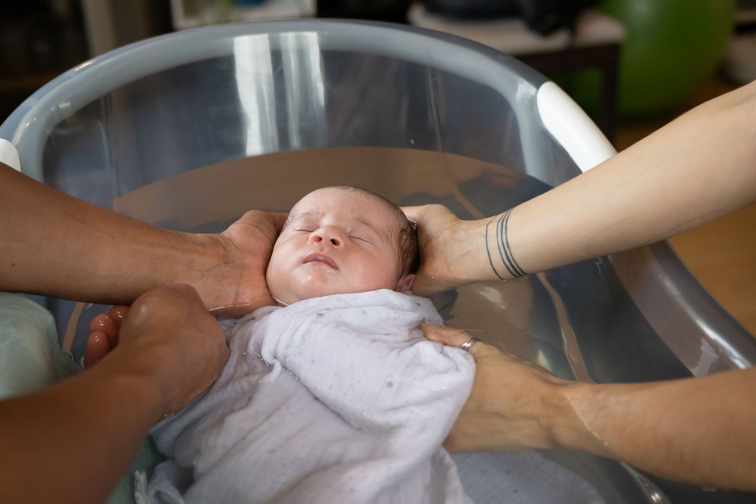 Naissance, drôme, vaucluse, valence, rhône-alpes, photographe, famille, bébé, grossesse, nouveau-né, bain enveloppé, bain de lait, famille