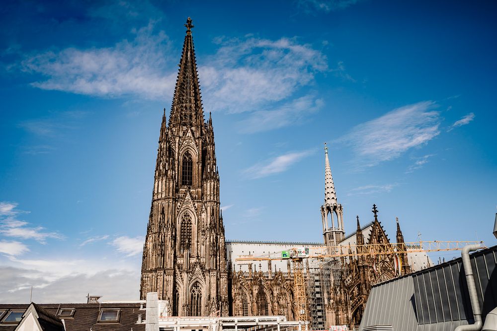 Impression einer freien Trauung mit Traurednerin Helen von Gluecksmarie in der FrühLounge in Köln mit Blick auf den Kölner Dom.