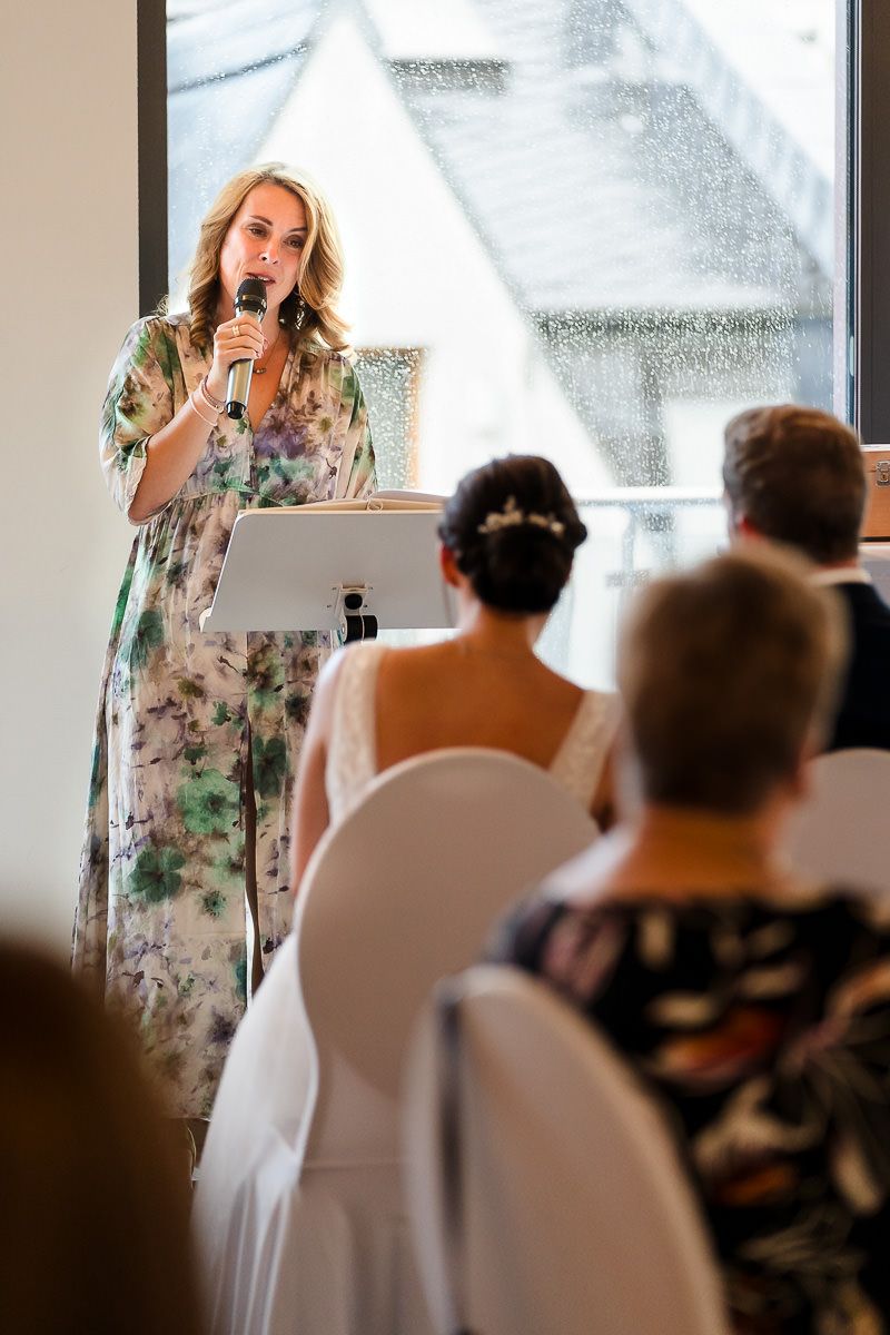 Impression einer freien Trauung mit Traurednerin Helen von Gluecksmarie in der FrühLounge in Köln.
