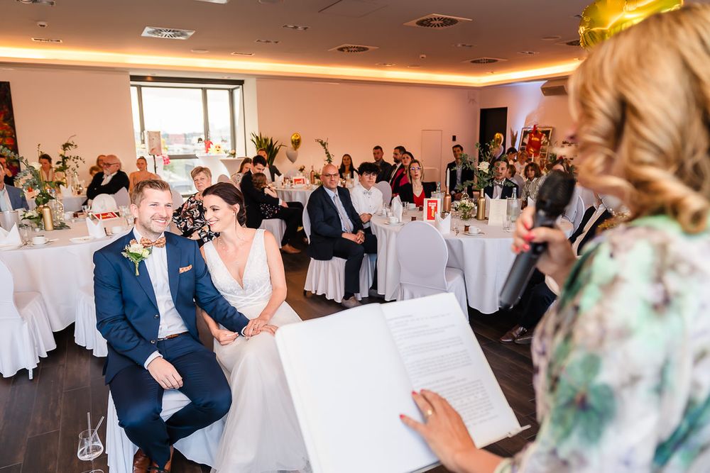 Impression einer freien Trauung mit Traurednerin Helen von Gluecksmarie in der FrühLounge in Köln.
