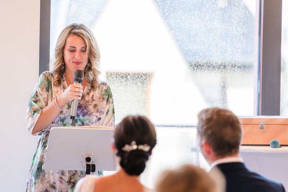 Impression einer freien Trauung mit Traurednerin Helen von Gluecksmarie in der FrühLounge in Köln.