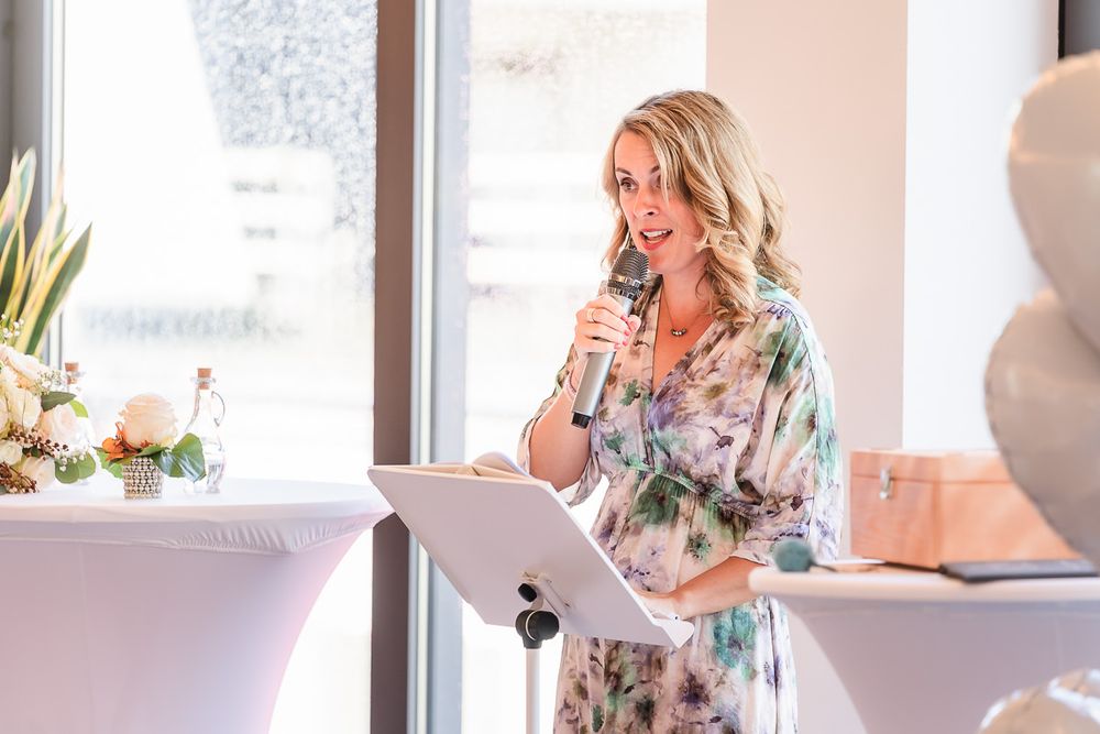 Impression einer freien Trauung mit Traurednerin Helen von Gluecksmarie in der FrühLounge in Köln.