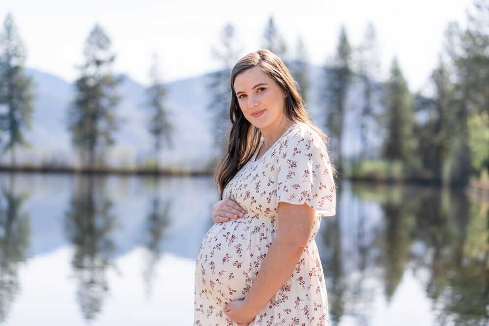 maternity portrait of mom by the pond at Pacifica
