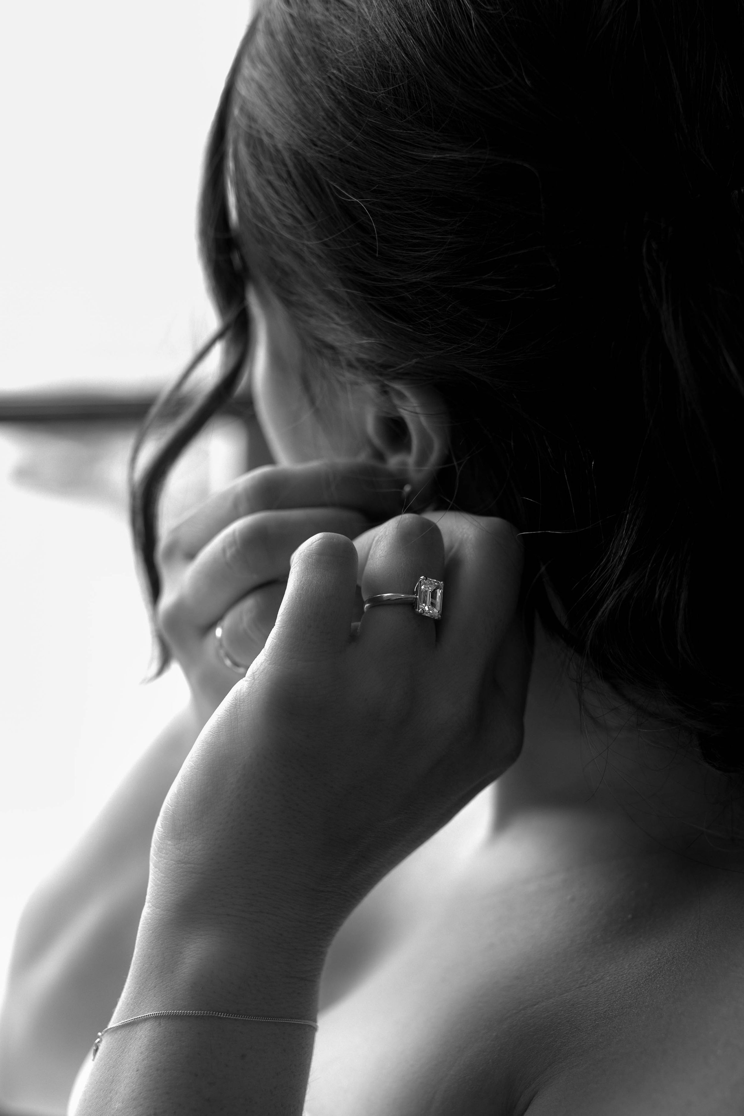 bride putting on jewlery