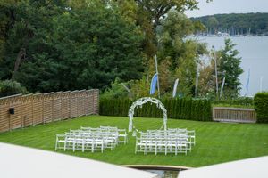 Hochzeitsfotograf Berlin begleitet freie Trauung im Haus Sanssouci am Wannsee – emotionale Hochzeitsreportage mit Brautpaar in eleganter Atm