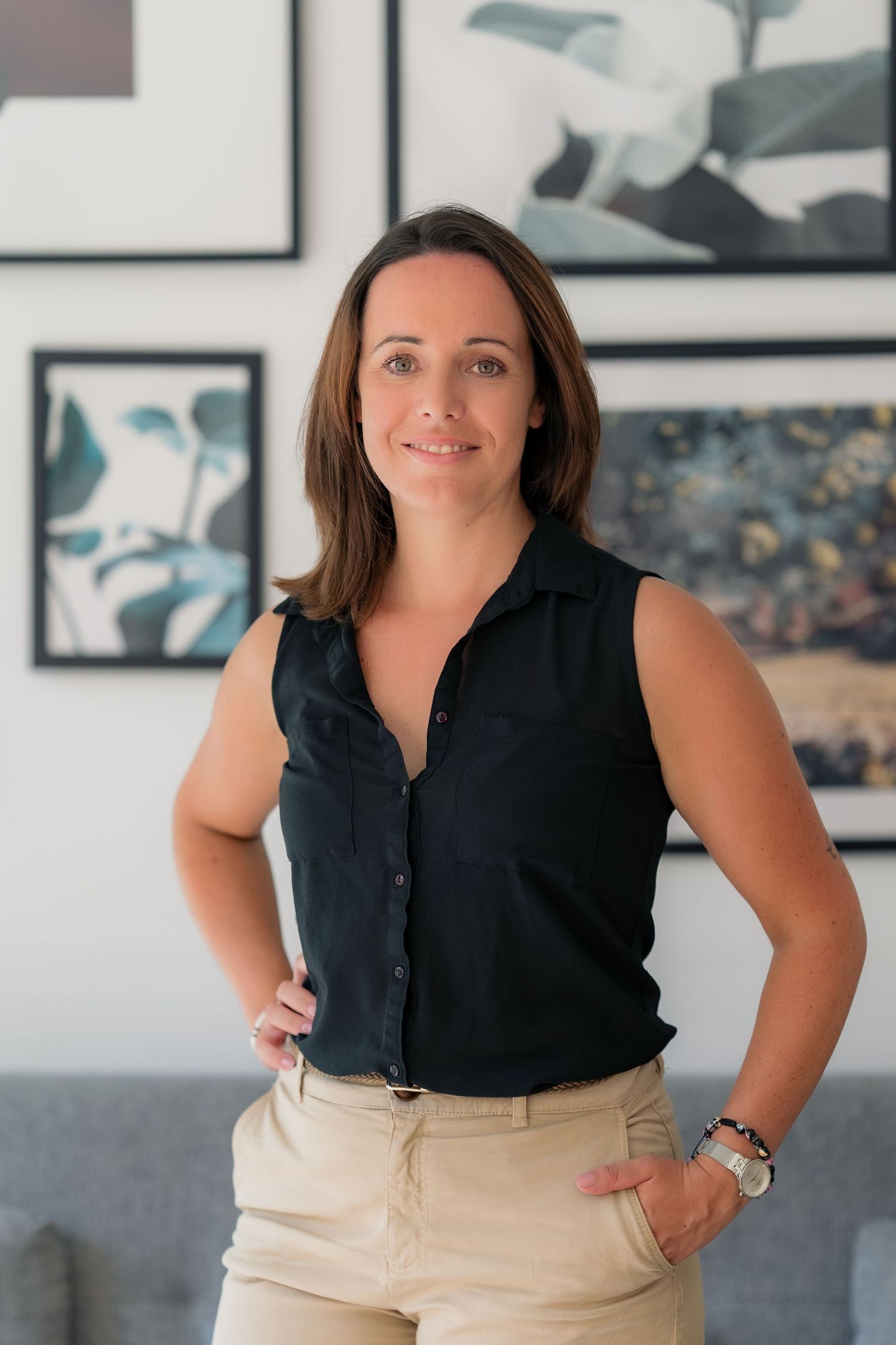 Portrait corporate d'une dirigeante dans un bureau moderne à Paris