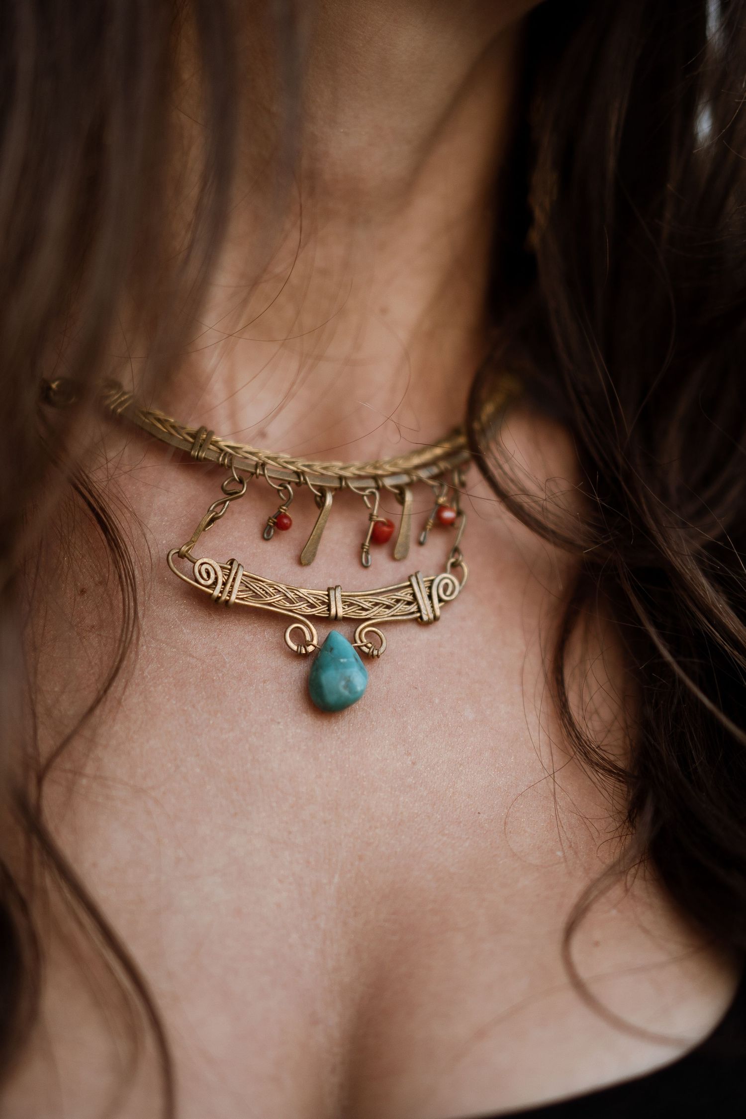 Collana realizzata a mano da artigiana pugliese con composizione in ottone con pietre e perline