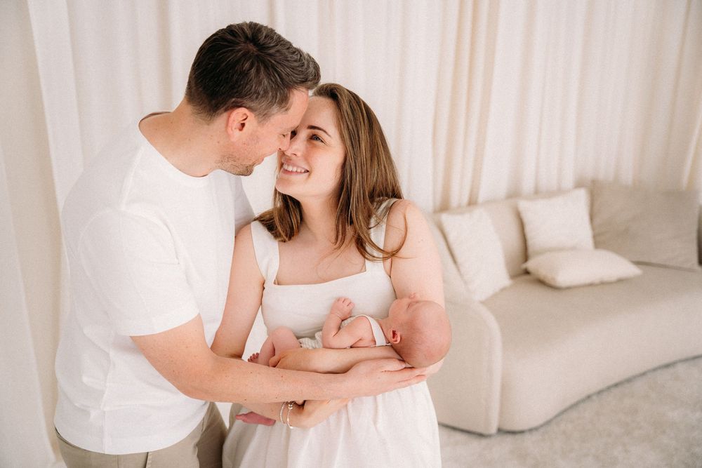 Newbornshoot met ouders in de studio van Memories by Luma in Edegem, nabij Antwerpen