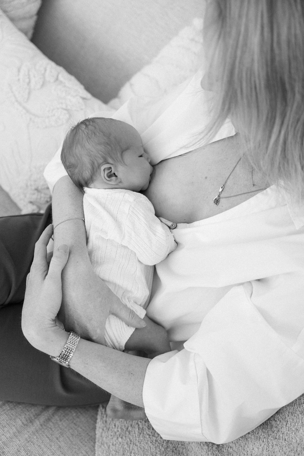 Mama met pasgeboren baby tijdens newbornfotografie in Edegem