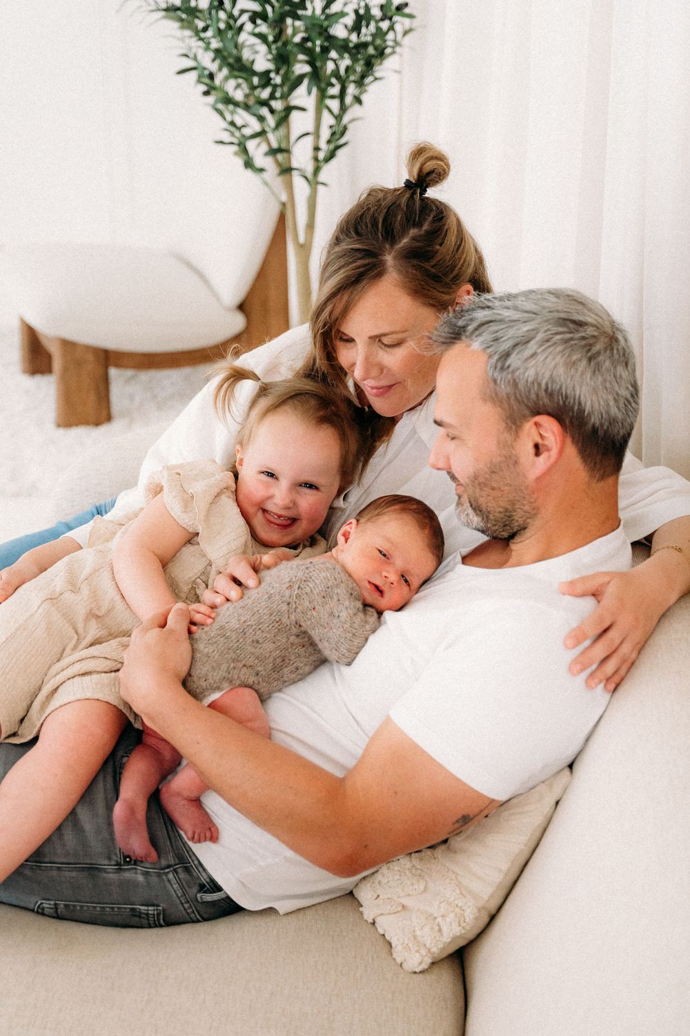 Liefdevol moment tussen ouders en hun baby bij babyfotograaf in Antwerpen