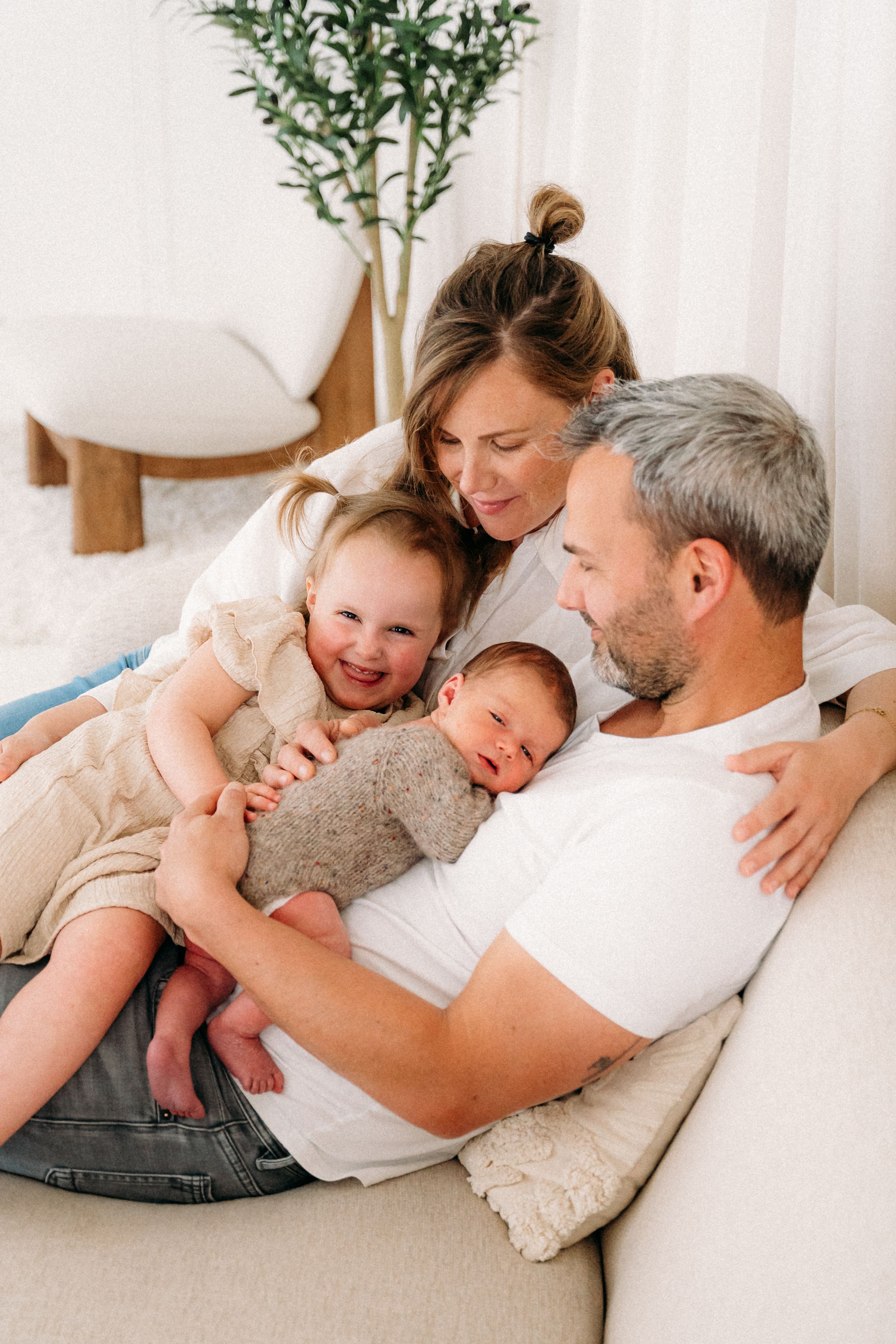 Liefdevol moment tussen ouders en hun baby bij babyfotograaf in Antwerpen