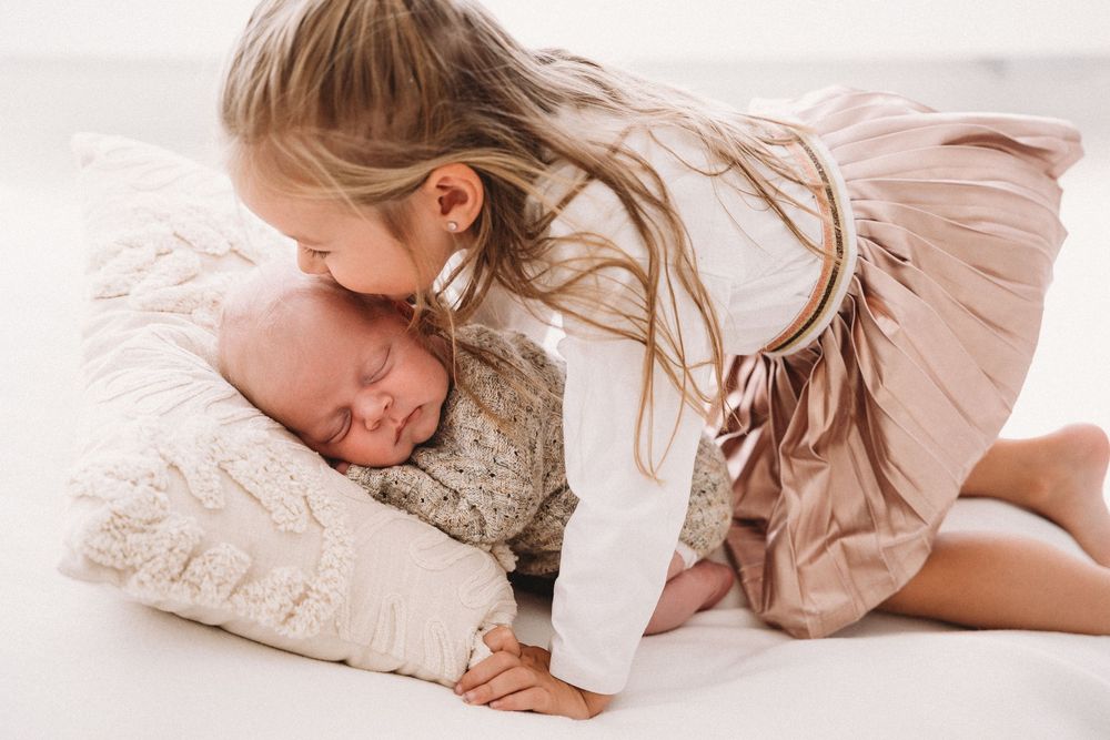 Newbornshoot met grote zus, zachte en pure fotografie in Edegem