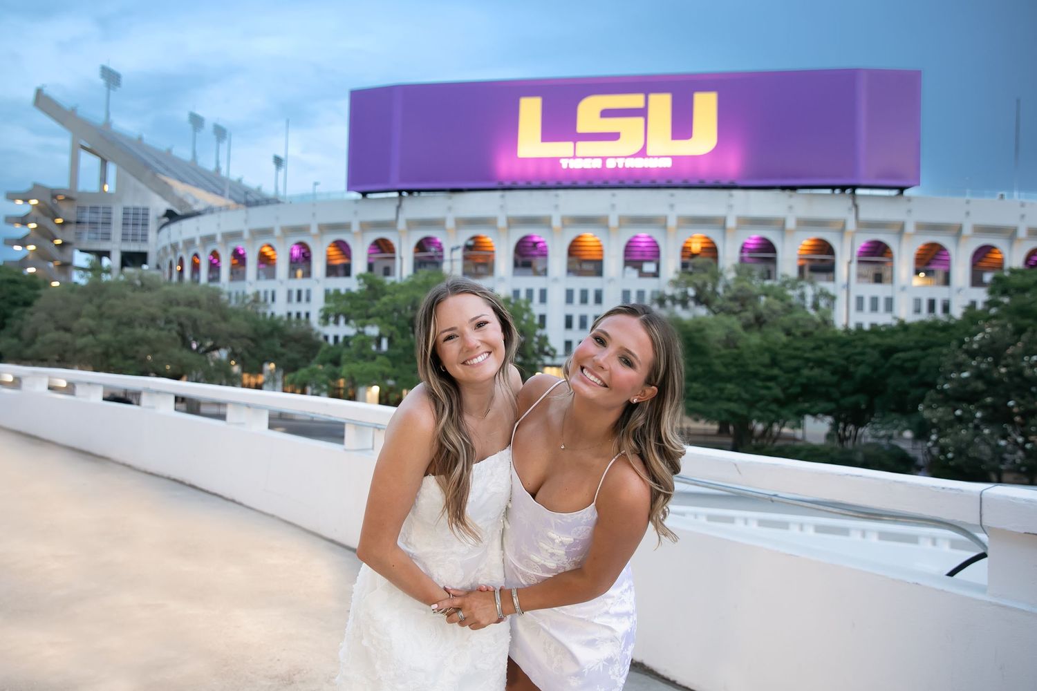 Tri Delta college roommates take senior portraits together at LSU.