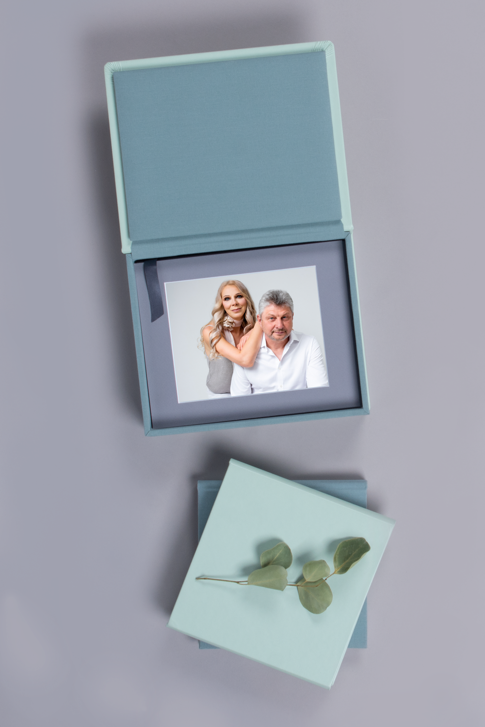 Elegant portrait folio box for family photography