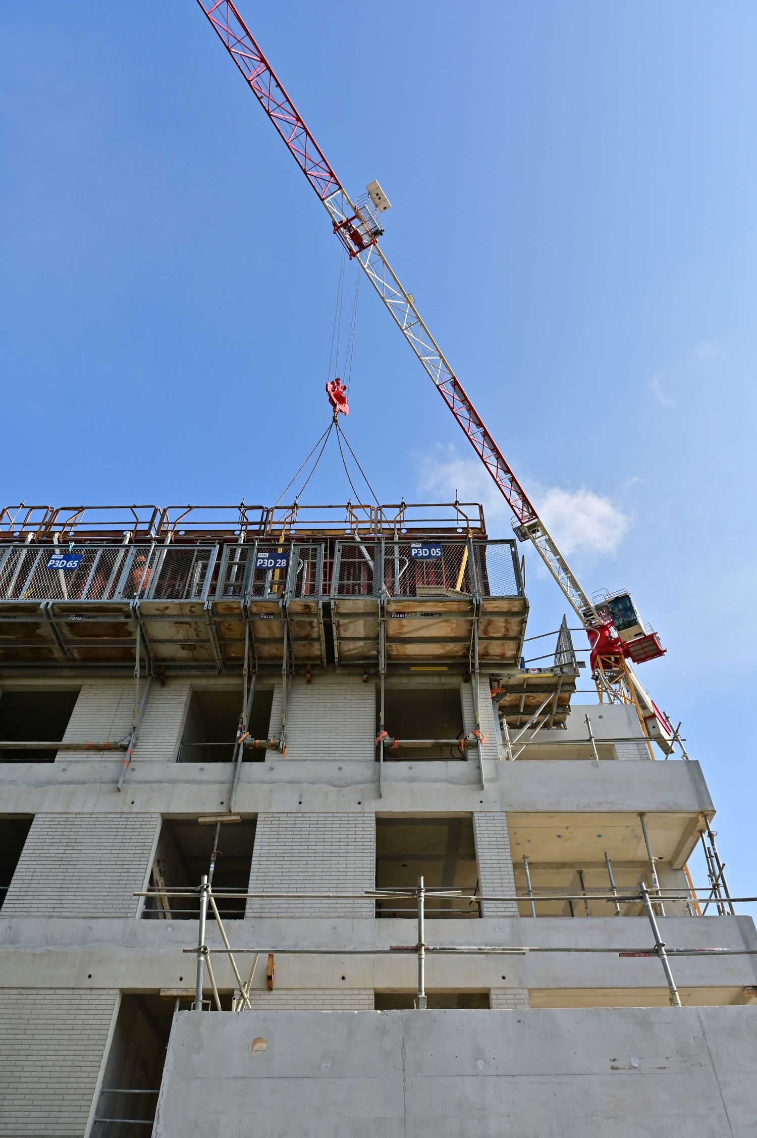 Photographe chantier Morbihan – immeuble en construction avec grue et élévation béton