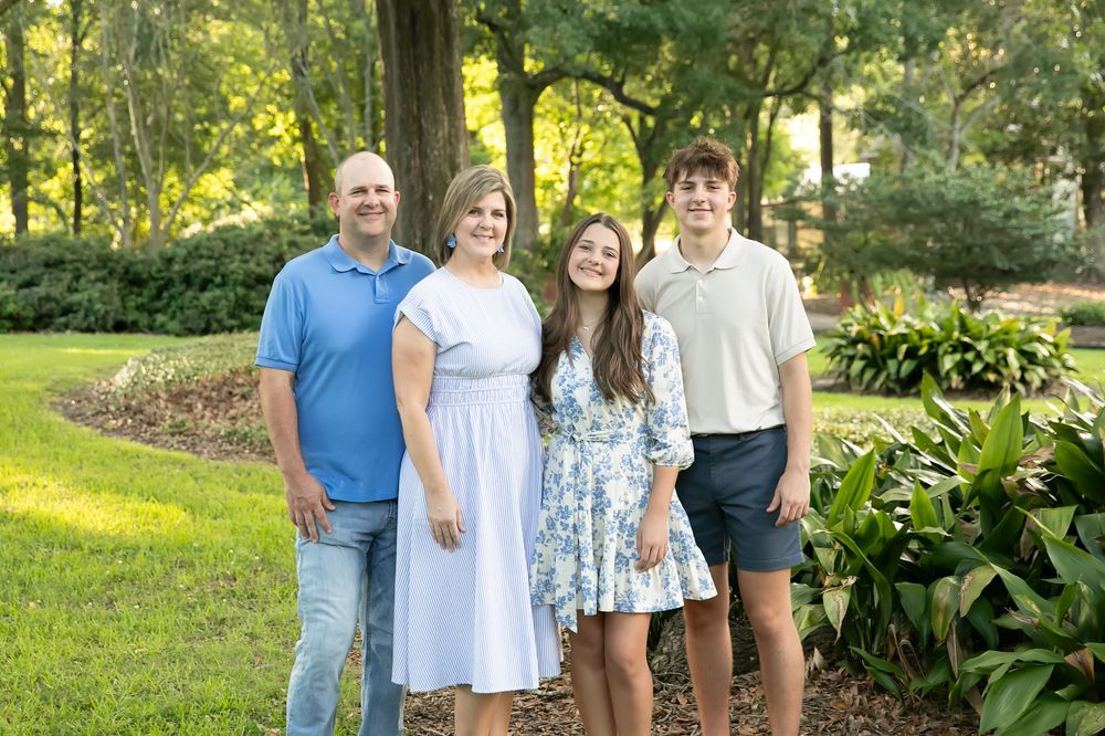Extended family session taken at Cohn Arboretum in Central City, just outside of Baton Rouge.