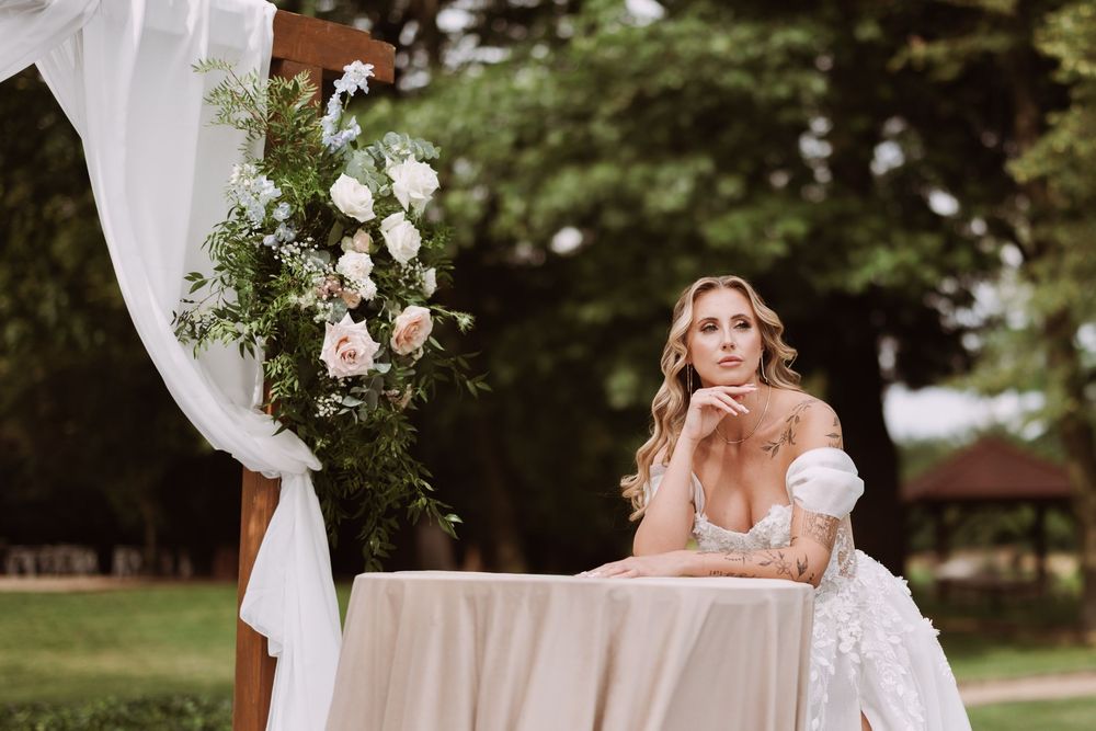 Portret Panny Młodej w miejscu ceremonii