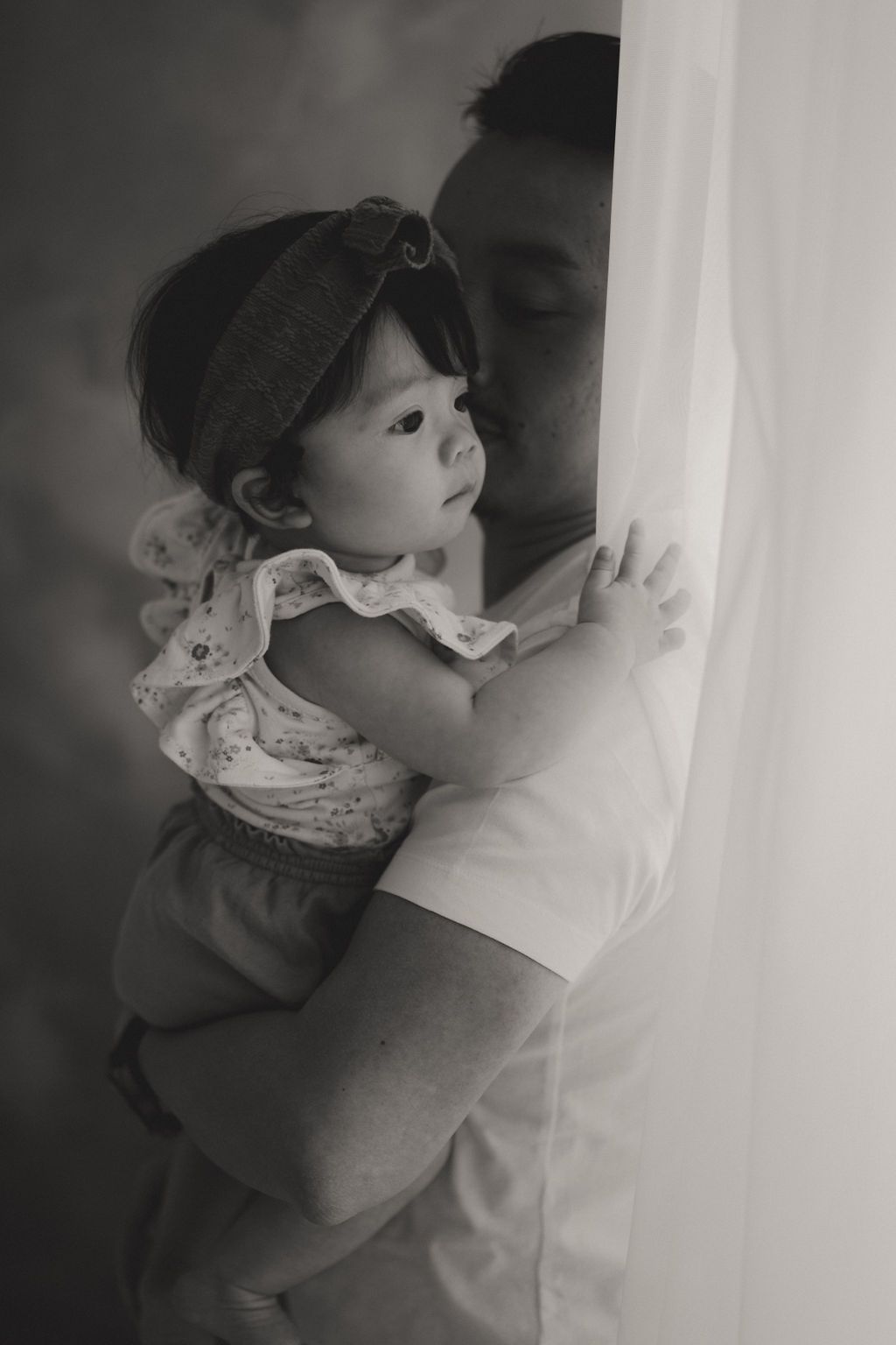 A tender maternity moment by a window as an expectant mother in a flowy dress shares a special moment with her partner.窗邊溫馨的懷孕瞬間一位身穿飄逸長裙的準媽媽