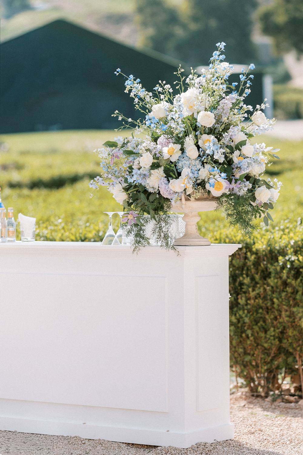 Elegant floral arrangement at outdoor wedding bar in Correio-Mor, Portugal