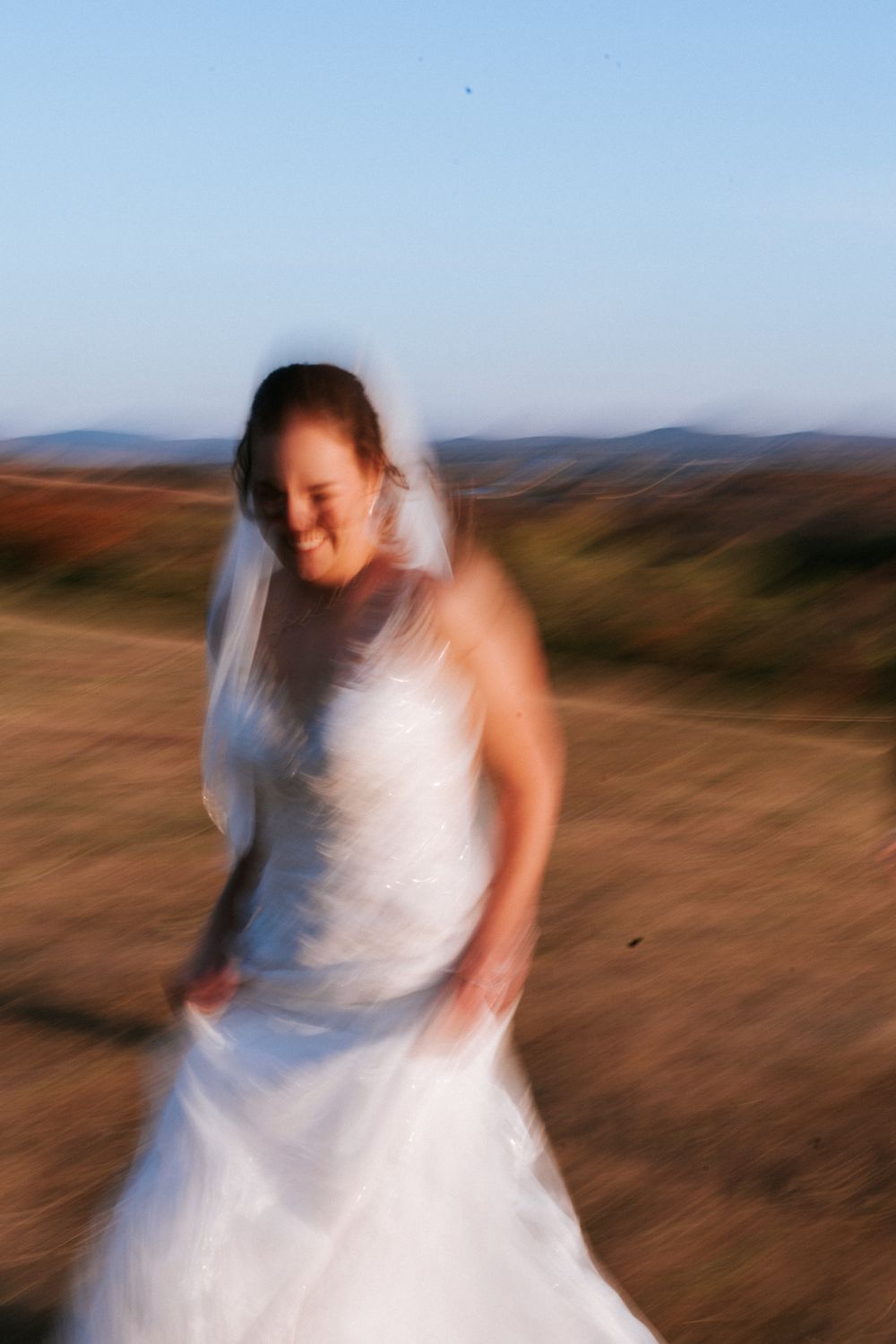 Séquence floue montrant une robe blanche en rotation sur fond de paysage automnal.