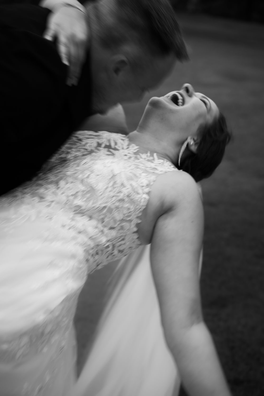 Série de photos artistiques en noir et blanc montrant une danseuse en mouvement, avec des détails de plumes.