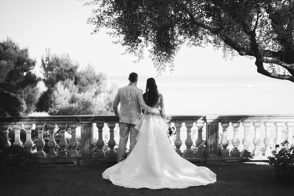 Sposi di spalle davanti al mare dalla terrazza di Villa Casa Rossa a Imperia fotografia matrimonio in bianco e nero