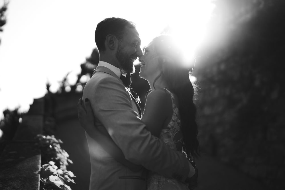 Ritratto romantico degli sposi in controluce al tramonto a Villa Casa Rossa Imperia