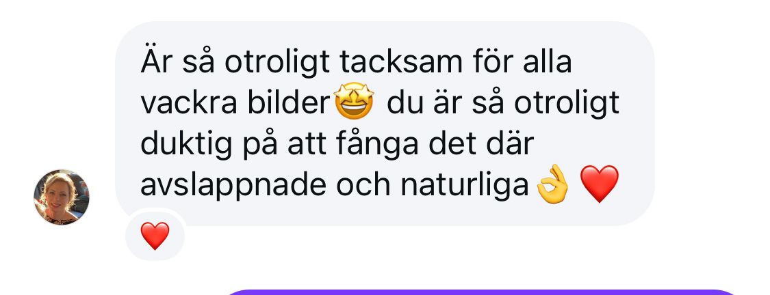 Skärmdump av fint omdöme från en brud som blev vädigt nöjd med avslappande och naturliga bilder från bröllopet. Från chatten på Instagram.