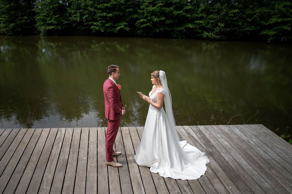 Bruidspaar lees geloften voor op hun trouwdag bij Fort de Batterijen in Nieuwegein.