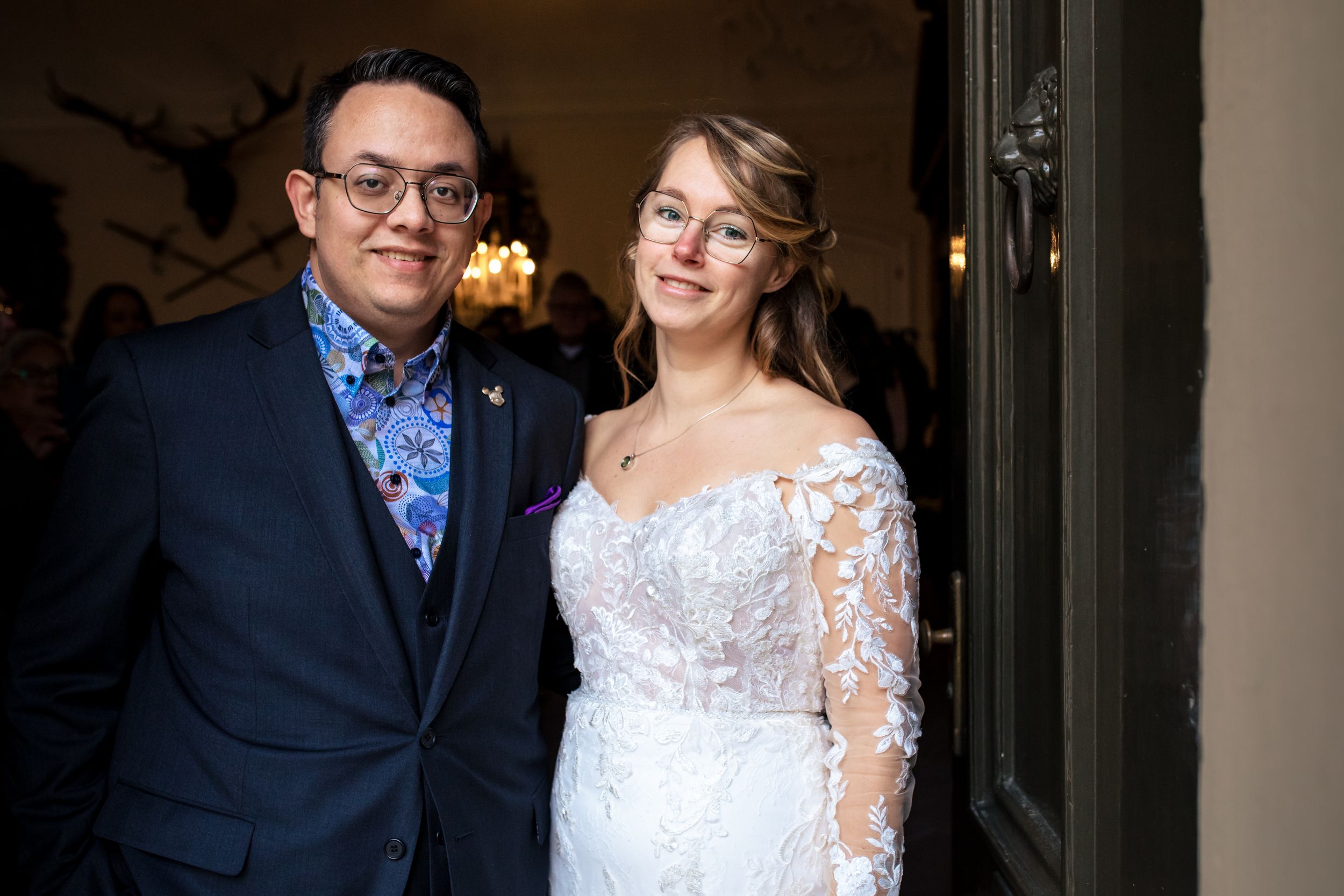 Bruidspaar staat in de deuropening van het stadhuis van Deventer voor de fotoreportage