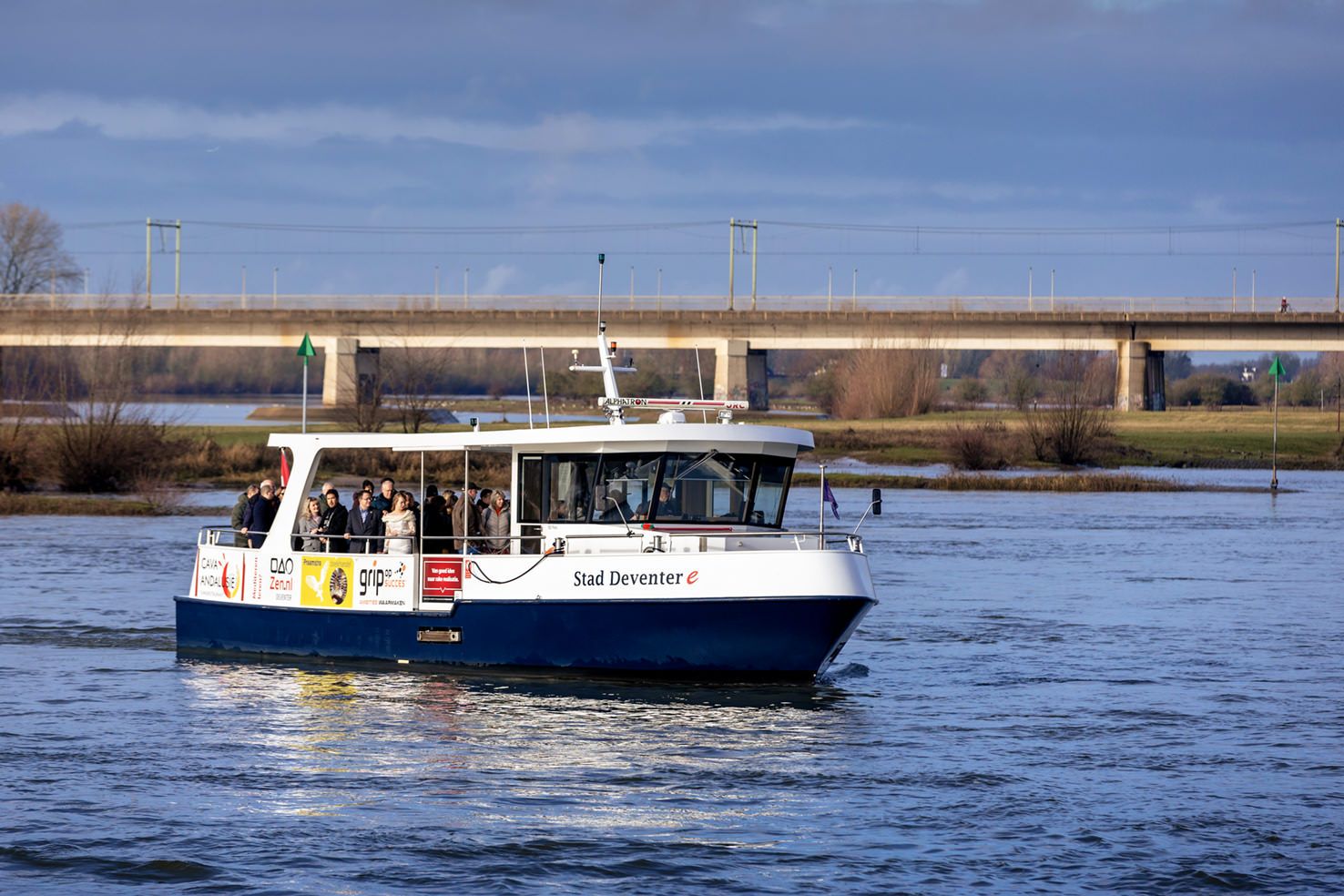 Familie vaart samen met het bruidspaar per pont door Deventer op weg naar het stadhuis
