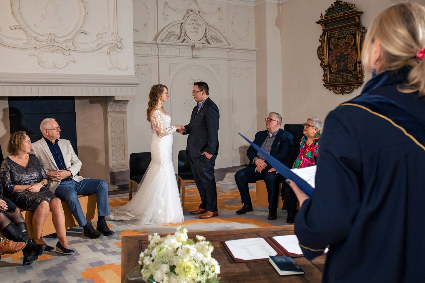 Ambtenaar van de burgerlijke stand Antoinette Trouwt trouwt het bruidspaar