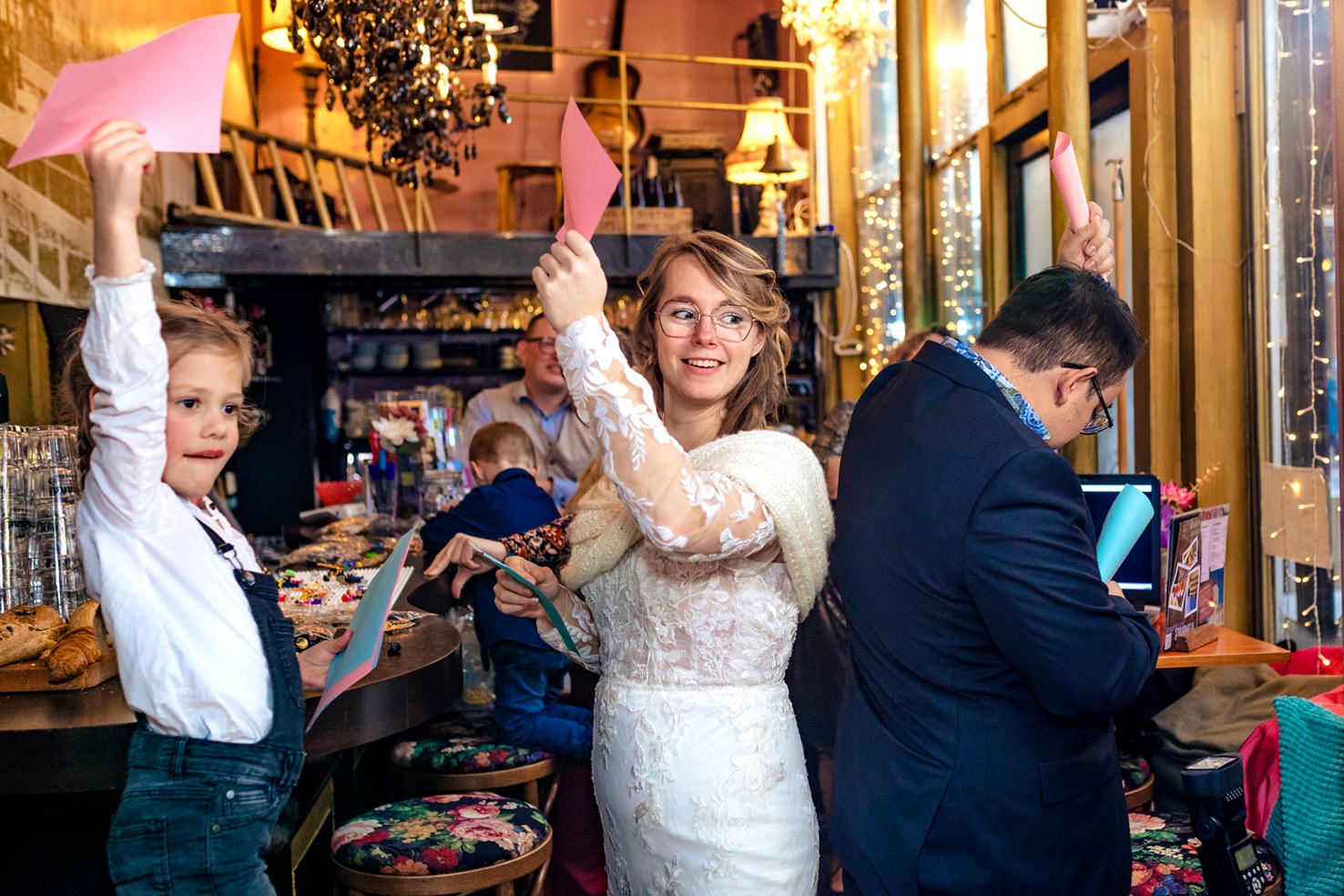 Tijdens het trouwfeest wordt een quiz gespeeld om te zien wie de bruid en bruidegom het beste kent