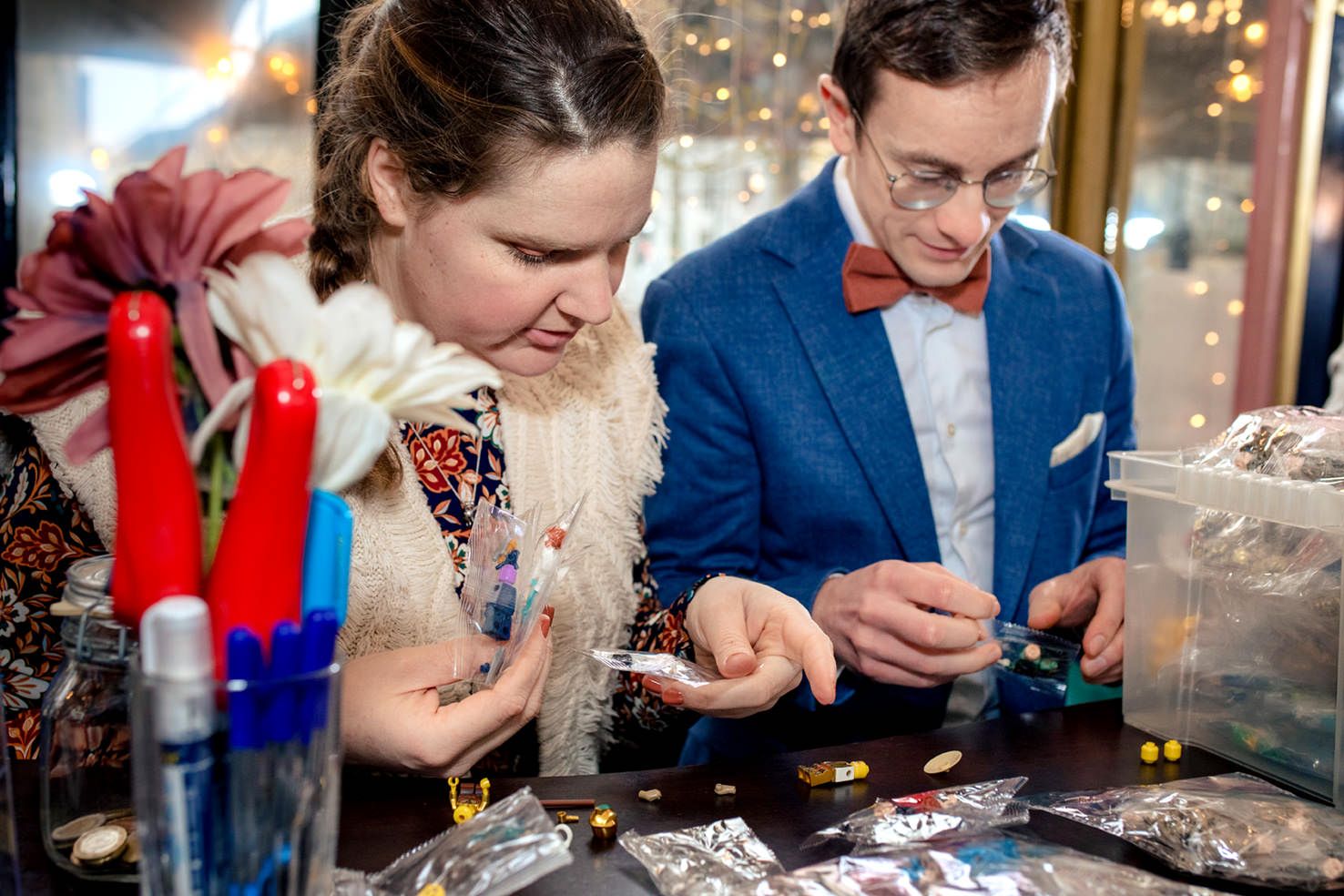 Gasten maken een persoonlijk LEGO-poppetje voor het gastenboek tijdens het trouwfeest