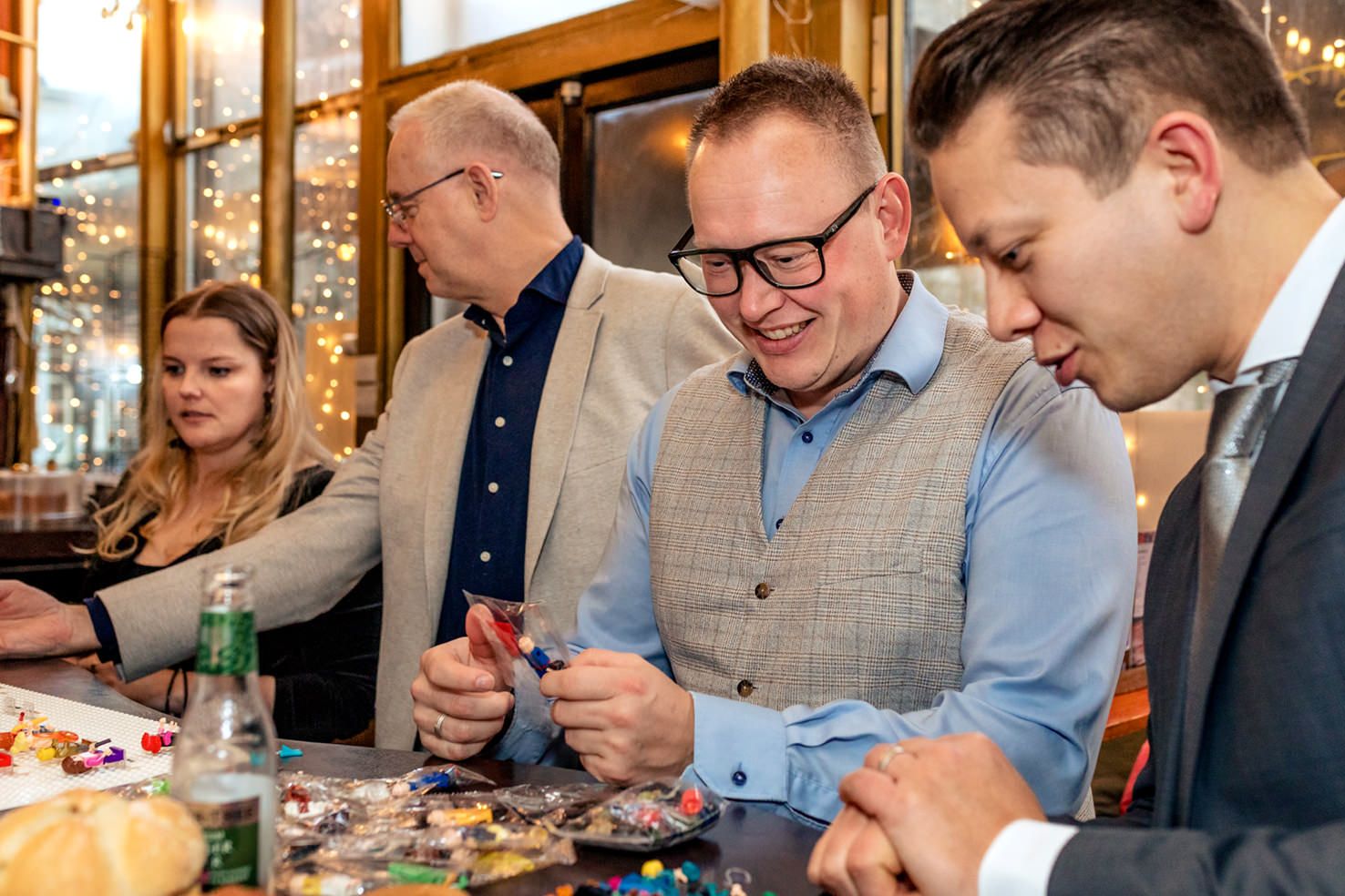 Gasten maken een persoonlijk LEGO-poppetje voor het gastenboek tijdens het trouwfeest