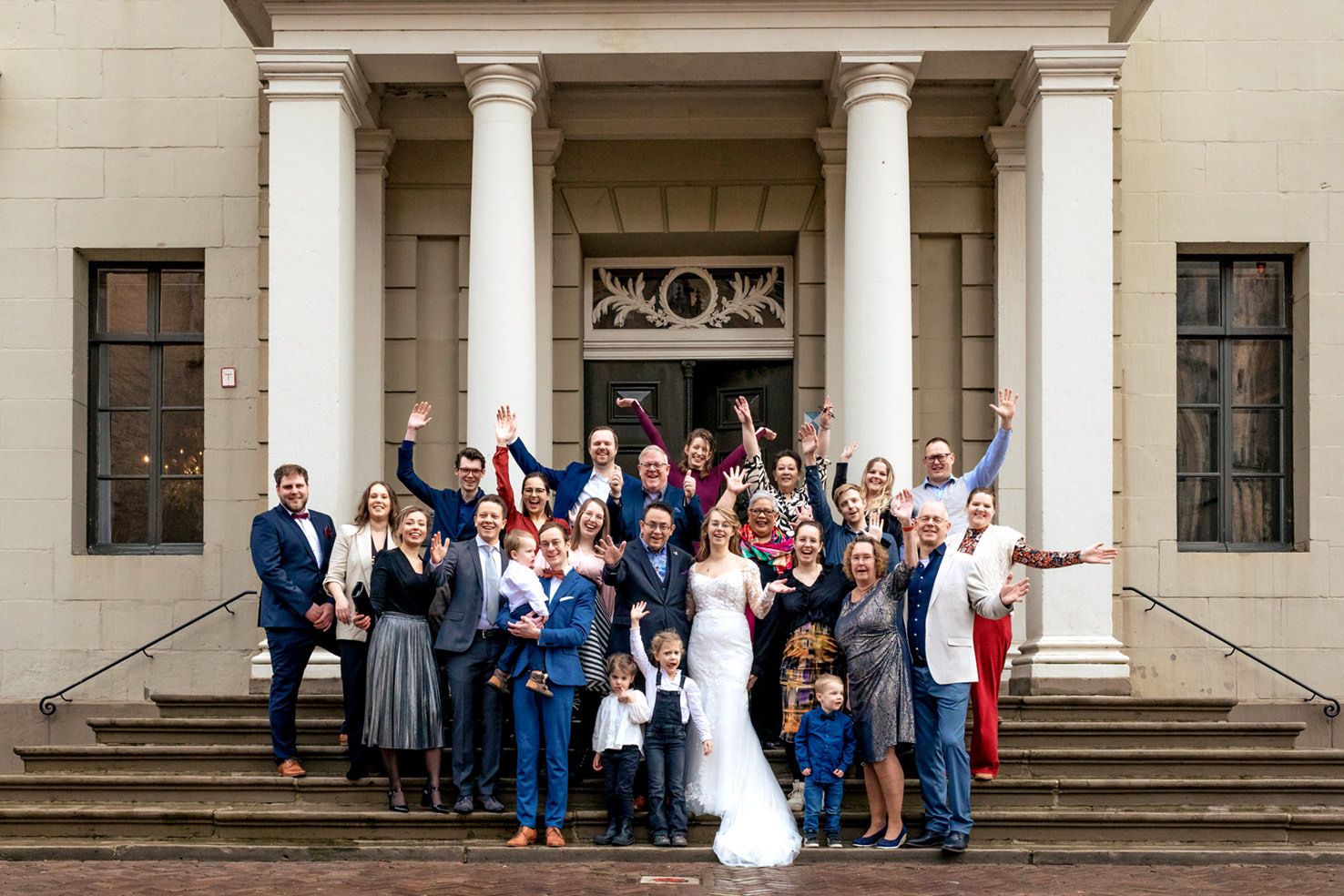 Foto op het bordes met alle aanwezigen bij de ceremonie op het stadhuis in Deventer