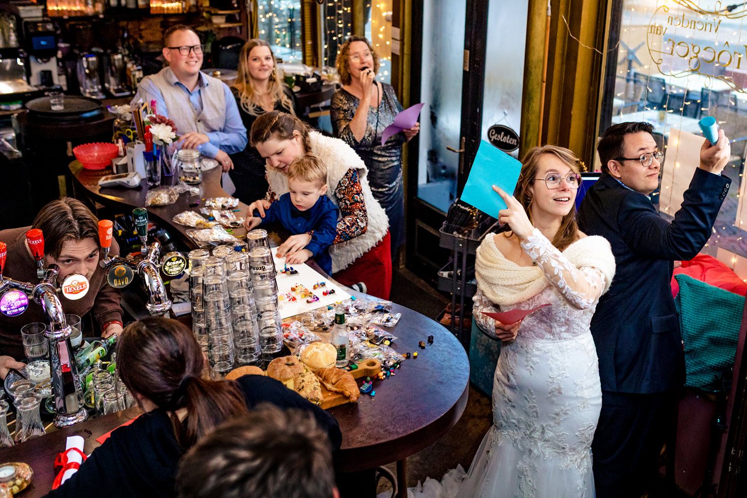 Tijdens het trouwfeest wordt een quiz gespeeld om te zien wie de bruid en bruidegom het beste kent
