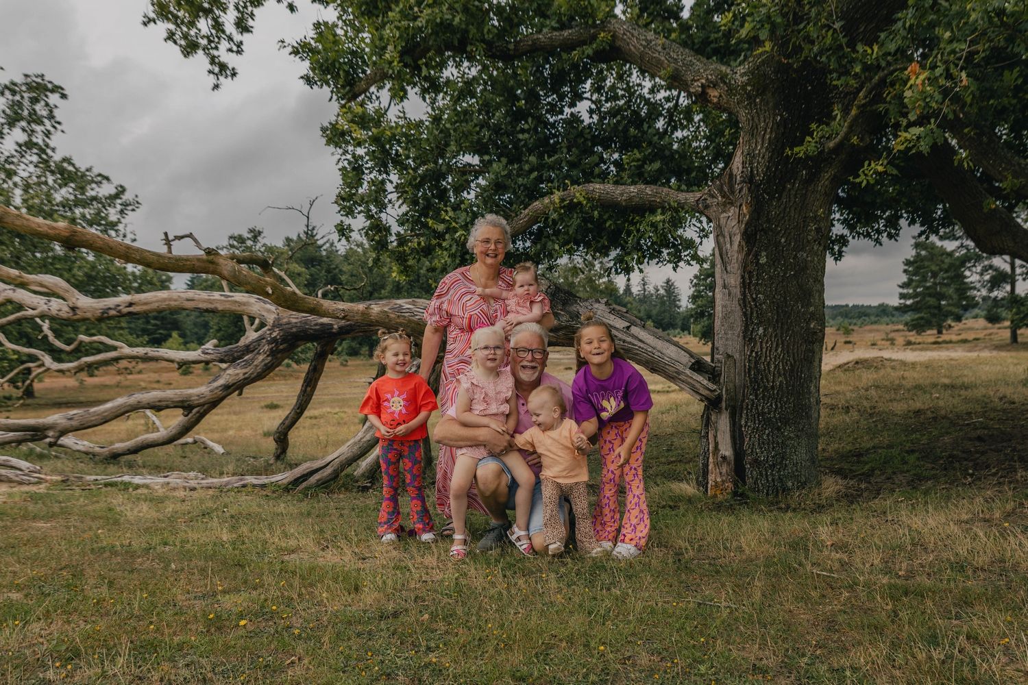 Fotograaf Friesland kale duinen appelscha natuurlijk spontaan groepsfoto's en individuele portretten kinderen grote groepen verbinding
