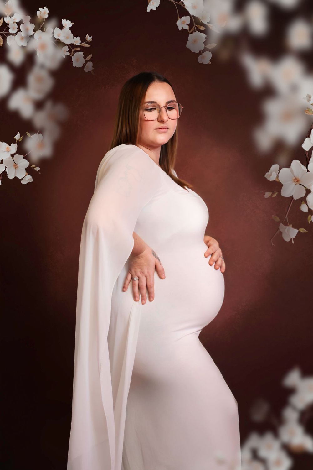 Séance photo artistique en studio d'une femme enceinte, capturée dans un style épuré et élégant, mettant en valeur la beauté de la grossesse