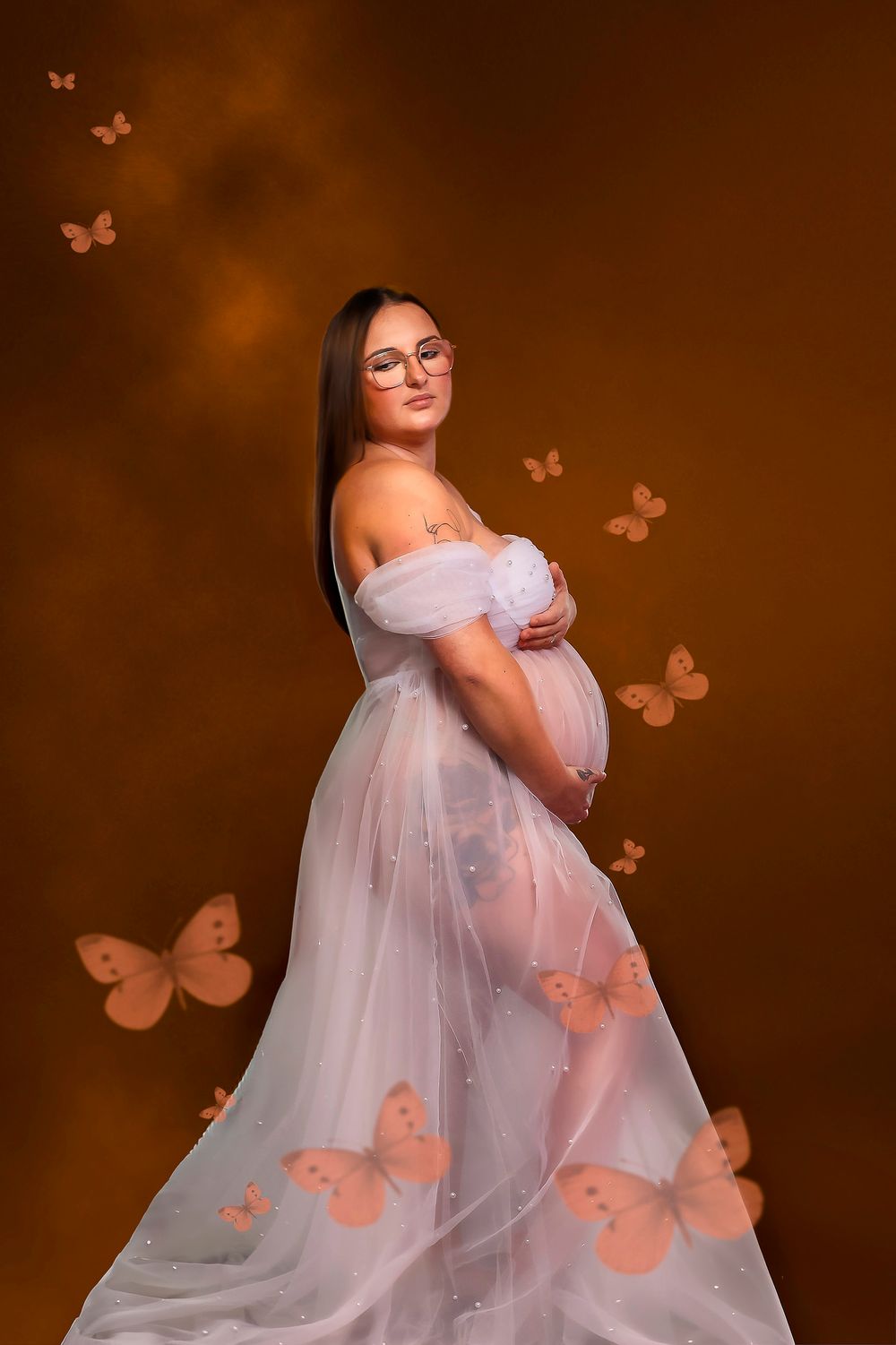 Séance photo artistique en studio d'une femme enceinte, capturée dans un style épuré et élégant, mettant en valeur la beauté de la grossesse