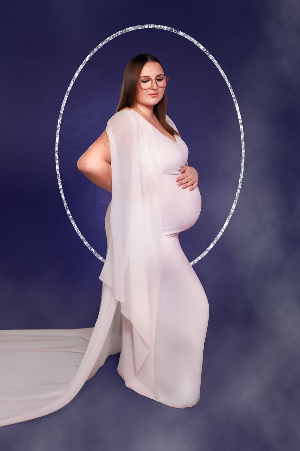 Séance photo artistique en studio d'une femme enceinte, capturée dans un style épuré et élégant, mettant en valeur la beauté de la grossesse